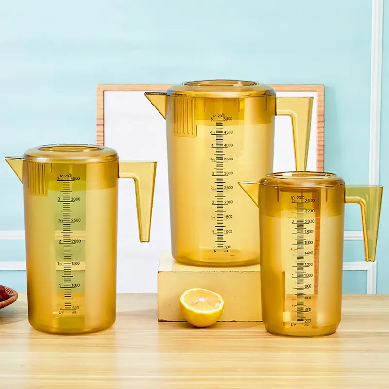 เหยือกน้ำเย็นพลาสติกสีน้ำตาลอ่อนหรือใส